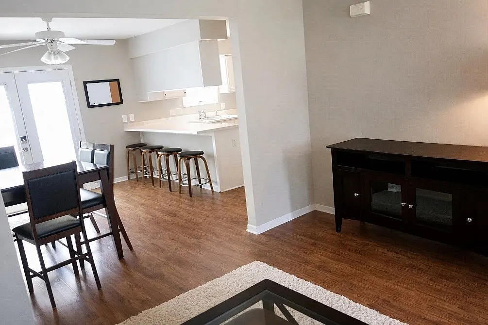 4 bed, 1987 sqft, $1,985 — Photo 3