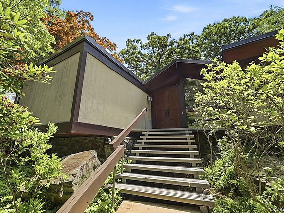 3rd image of 670 Long Hill Road W