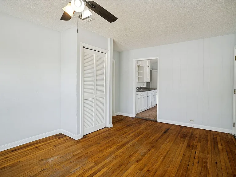 2514 Waverly Ave — Photo 6