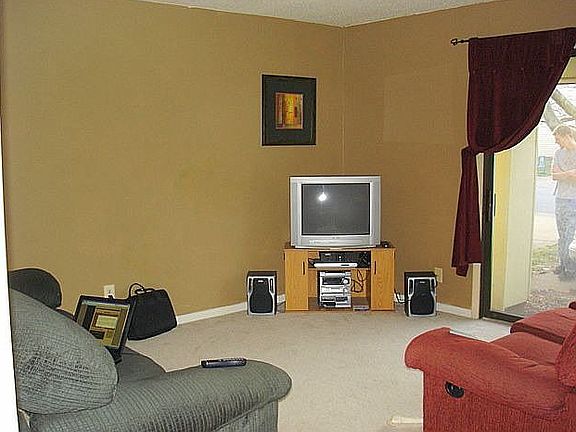 4th image of 714 Woodbox Dr
