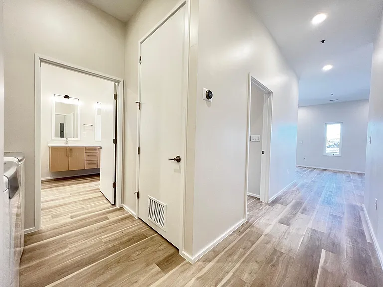 547 Winton Ter NE #2E — Photo 24