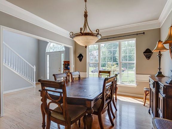 4th image of 404 Cowan Ct