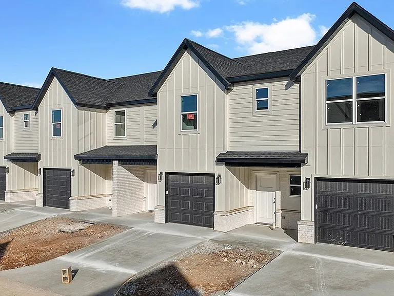 1718 Cuppett Cir #3 — Photo 2