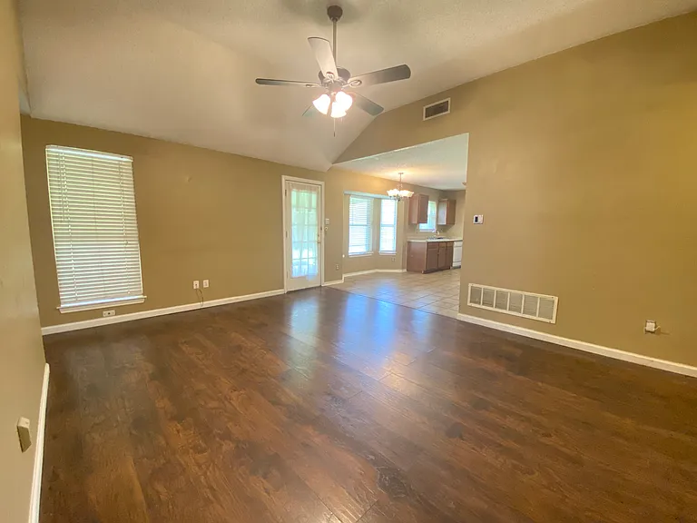 224 Los Angeles Dr — Photo 4