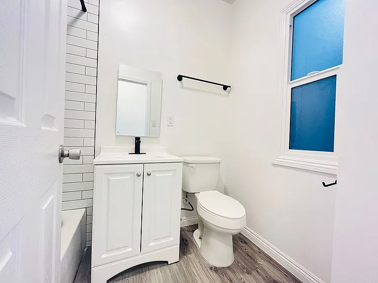 1056 S Normandie Ave — Photo 14