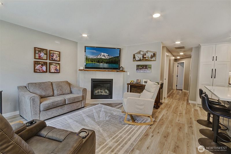 3rd image of 6225 41st Ave E