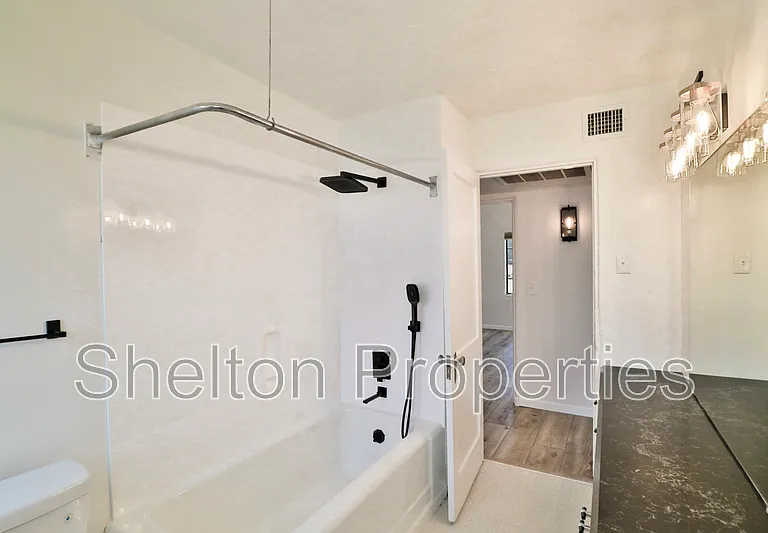 1802 N Laurel Ave — Photo 21