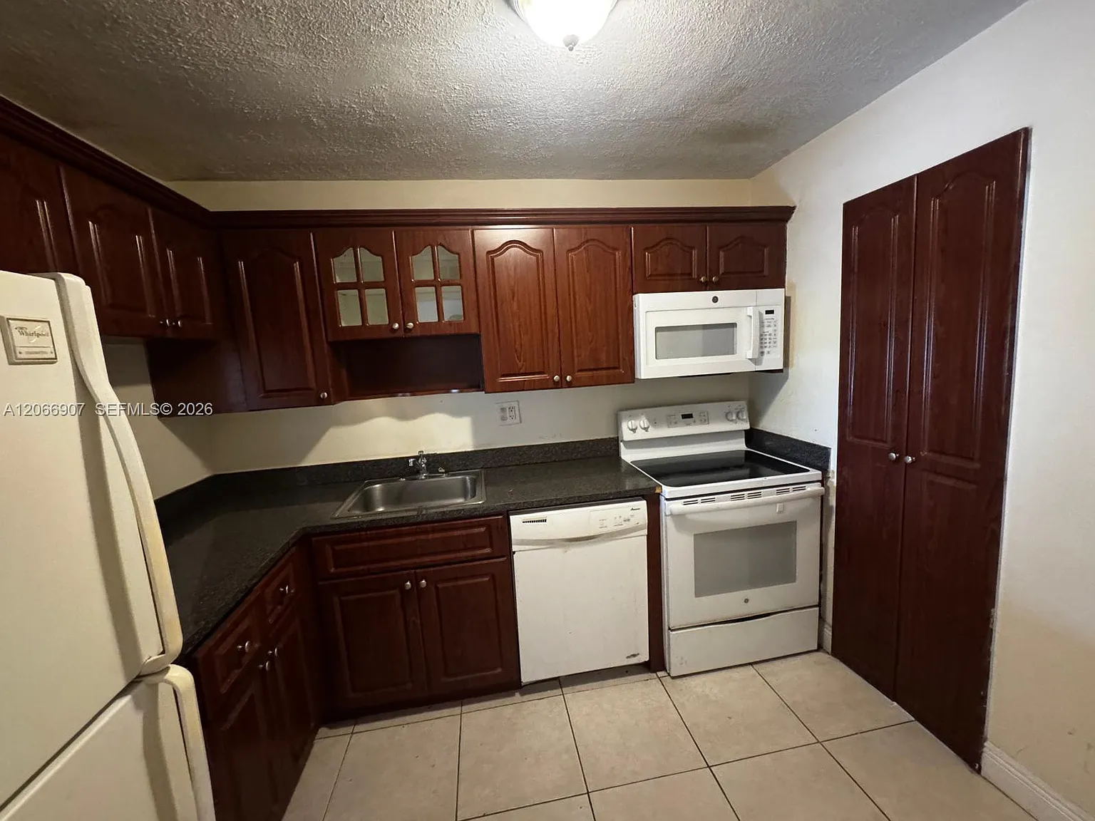 Versailles Gardens Condo — Photo 4