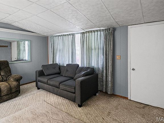 4th image of 221 Saint John Dr