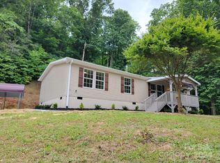 68 Red Red Ln, Sylva, NC 28779