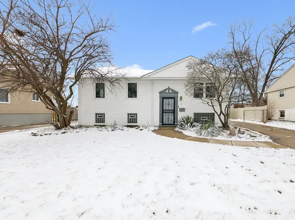 135 Ambassador Ave, Romeoville, IL 60446