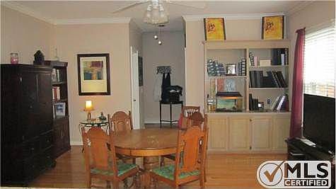 Den/Breakfast Area