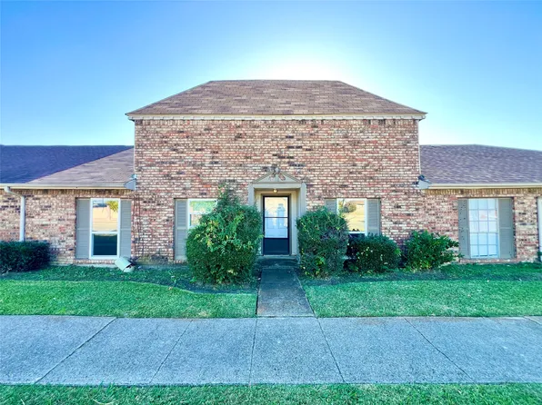 19 W Mountain Creek Dr, Grand Prairie, TX 75052