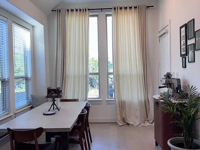 Dining Area w/ Bay Window Seating