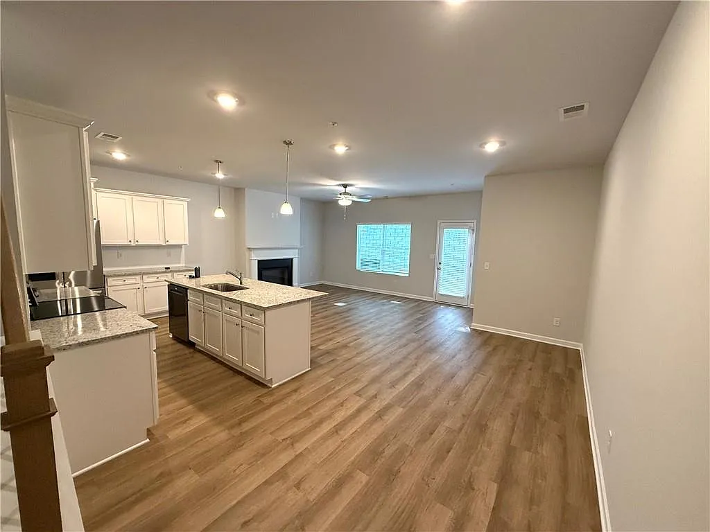 4 bed, 2.5 bath, 1805 sqft, $2,600 — Photo 4