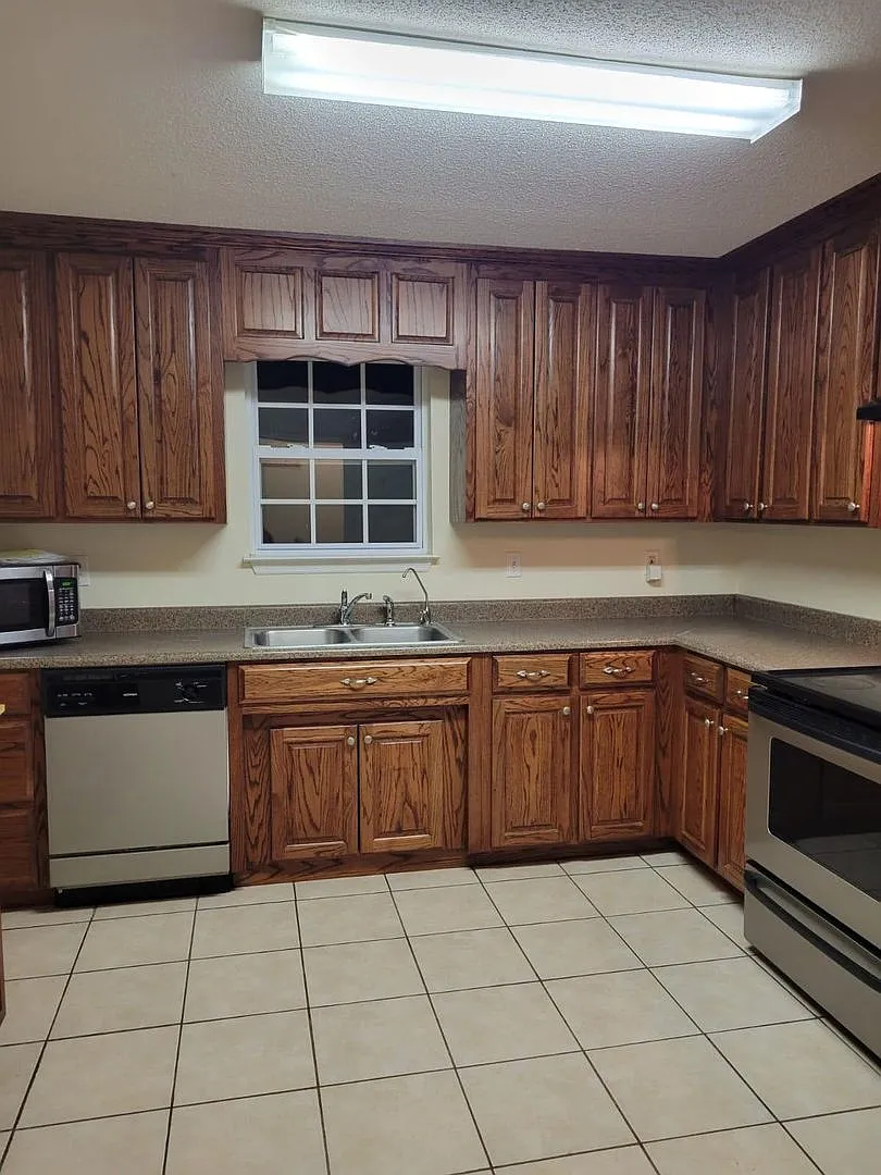 Spacious 3BR/2BA Lakeland Home with Open Floor Plan, Fireplace & Fenced Backyard — Photo 2