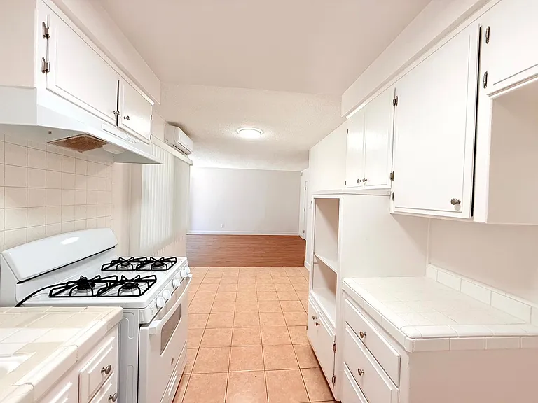 853 W Beach Avenue — Photo 7