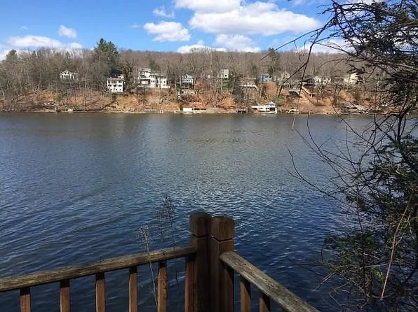 55 Lakeview Ter, Sandy Hook, CT 06482