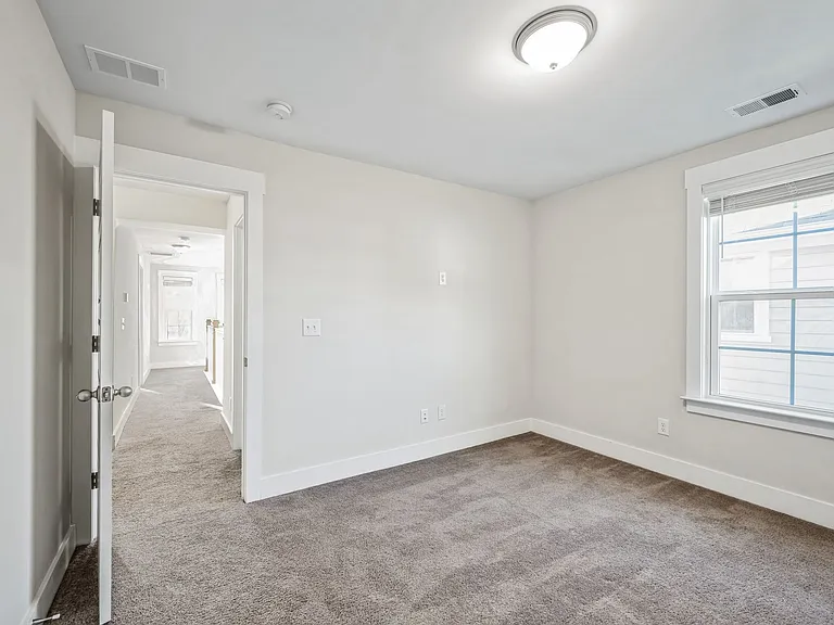 210 Ilderton St — Photo 16