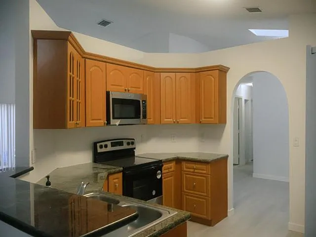 3 bed, 2.0 bath, 1468 sqft, $3,350 — Photo 2