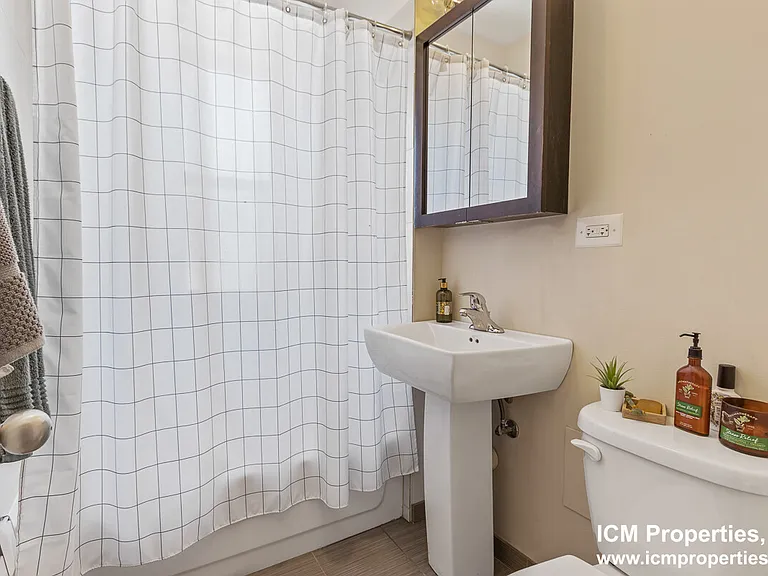 632 W Aldine Ave #2E — Photo 8
