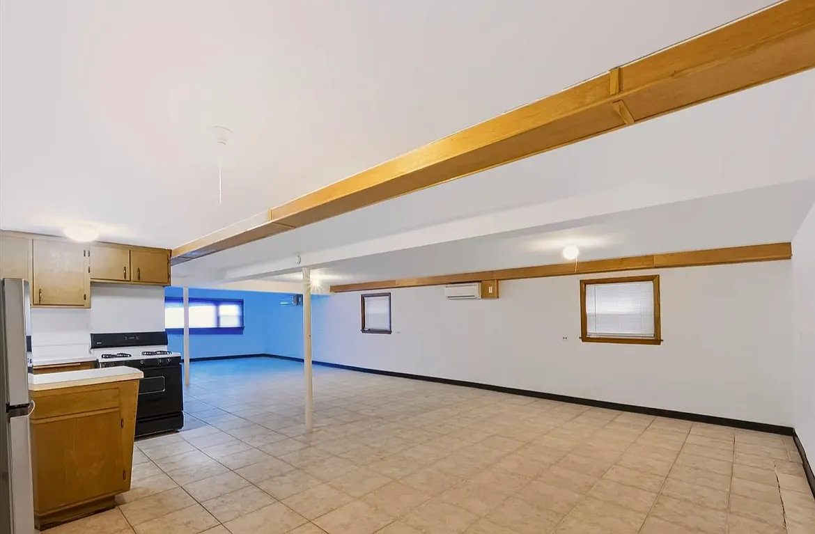 3 bed, 3600 sqft, $1,750 — Photo 2