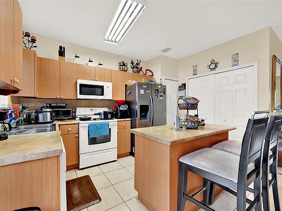 5th image of 1605 SE 31st Ct