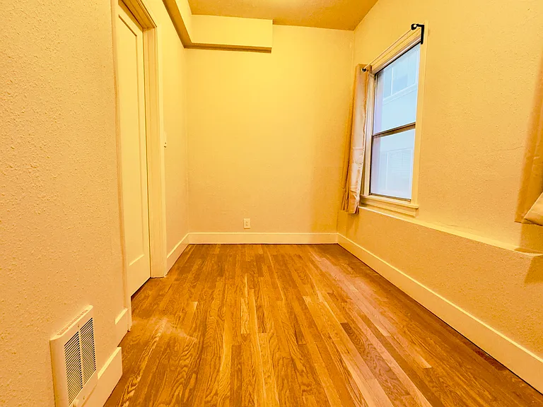 1650 Oxford Street — Photo 15