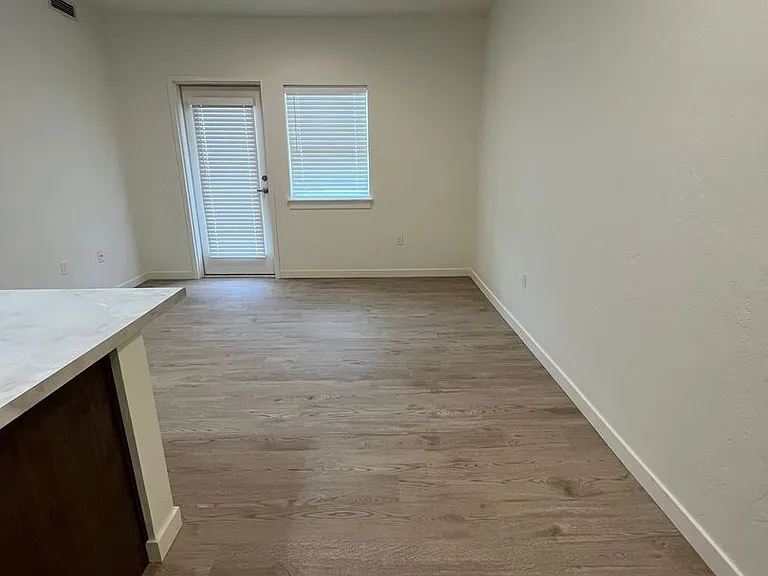 Lexington Sky Apartments — Photo 8