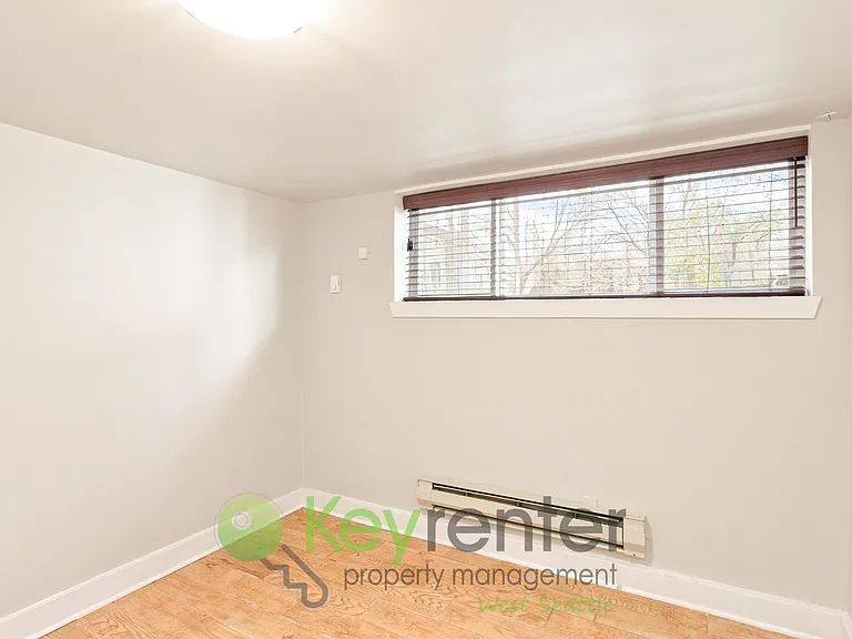 215-221 E Louisa St — Photo 6