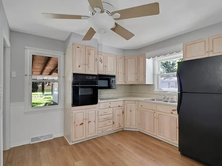 725 Dale St — Photo 4