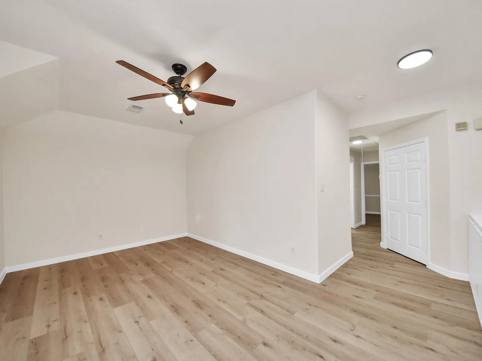 4 bed, 3.0 bath, 2858 sqft, $2,700 — Photo 3