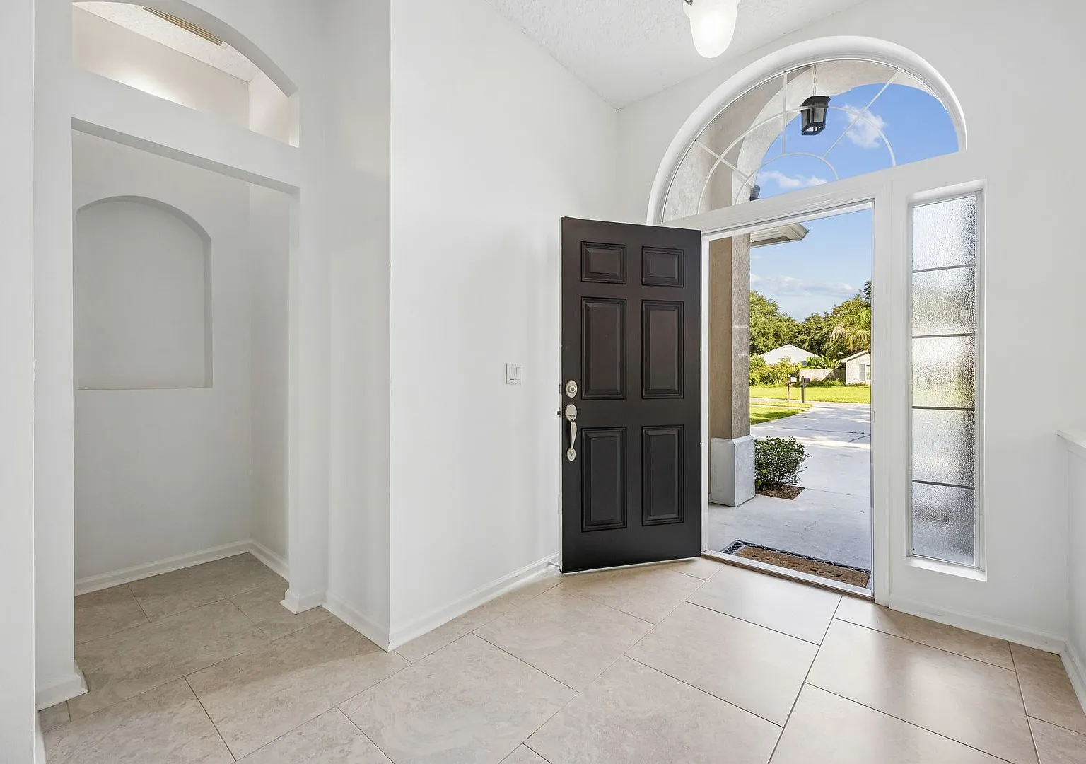 Lakefront Views, Fresh Updates & Lawn Care Included Just Minutes from Amelia Island! — Photo 4