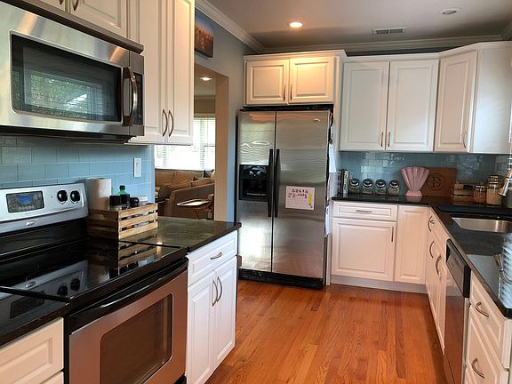 5th image of 913 N Westmoreland Dr