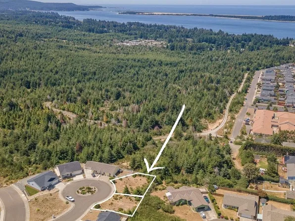 2 Nautical Ct, Coos Bay, OR 97420