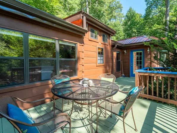 179 Iris Ln, Whittier, NC 28789