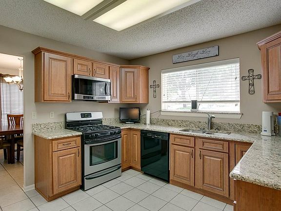 5th image of 2058 Vista Dr
