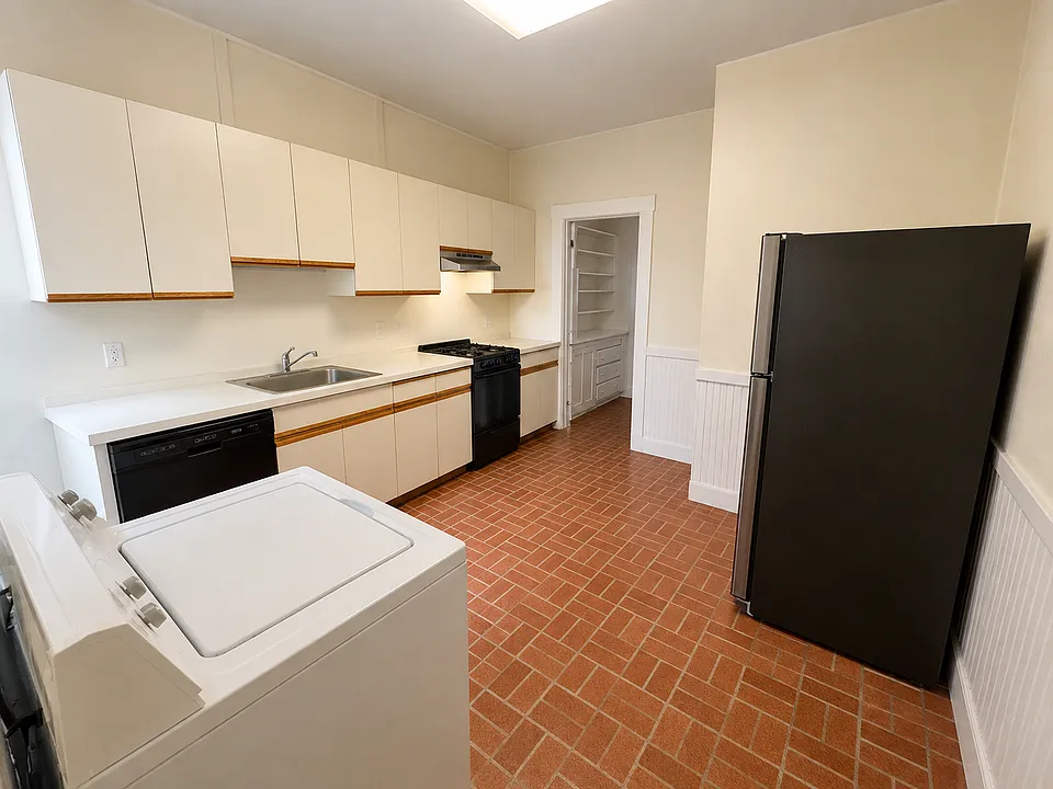 106 Strathmore Rd #2