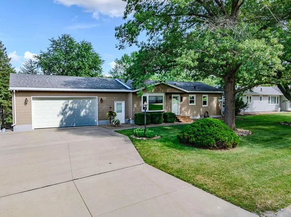 227 Longview Dr, Waterloo, IA 50701