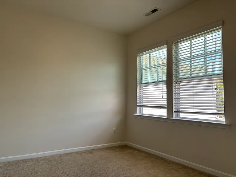 Royal Winchester Dr — Photo 32