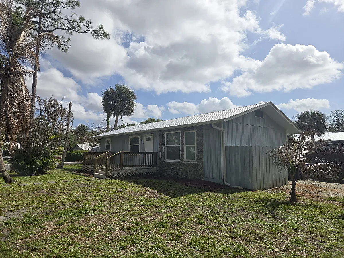 Building Photo - 856 SW Rustic Cir
