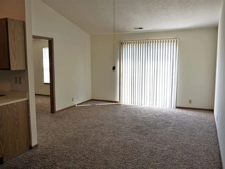 Vantage Pointe Apartments — Photo 6