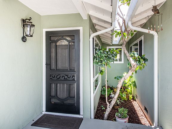 5th image of 125 Llewellyn Ave