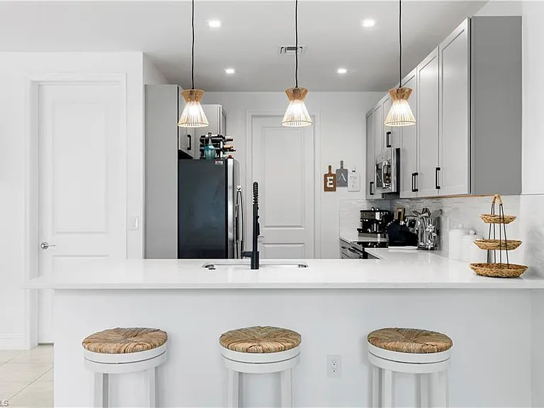 7578 Rockefeller Dr — Photo 8