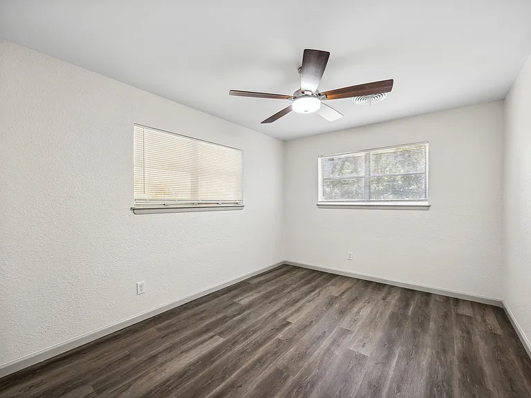 232 Hallmark Dr W — Photo 20