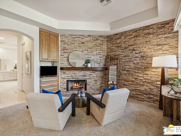 2 Varsity Cir — Photo 34