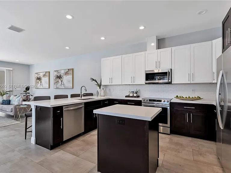 1031 NE 13th Ave — Photo 10