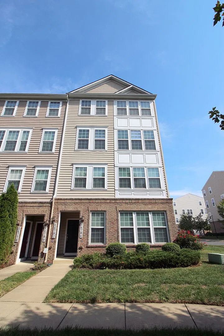 3BR/2.5BA townhome — Photo 1
