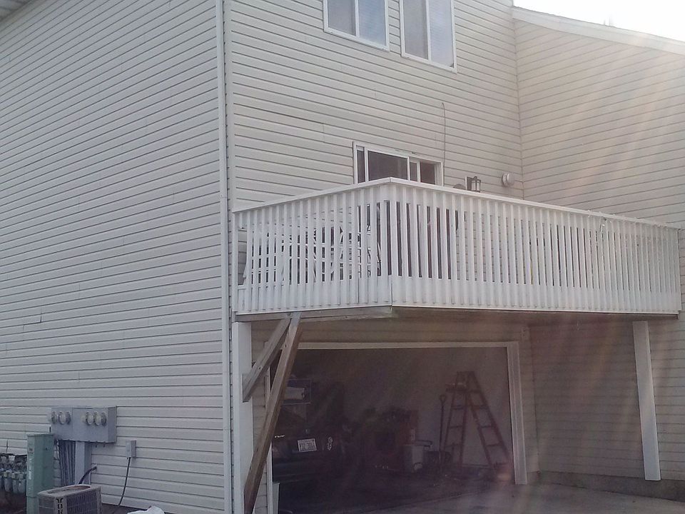 2nd image of 212 E Victoria Cir