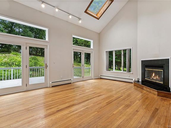 4th image of 4 Tall Trees Ct
